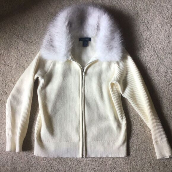 Elegant Cream Sweater with Faux Fur Collar - Picture 1 of 3